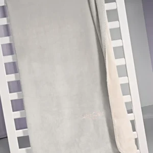 ΠΡΟΣΦΟΡΑ! Κουβέρτα Βρεφική Velvet Silver δύο όψεων + Δώρο Μαξιλαράκι Διακοσμητικό